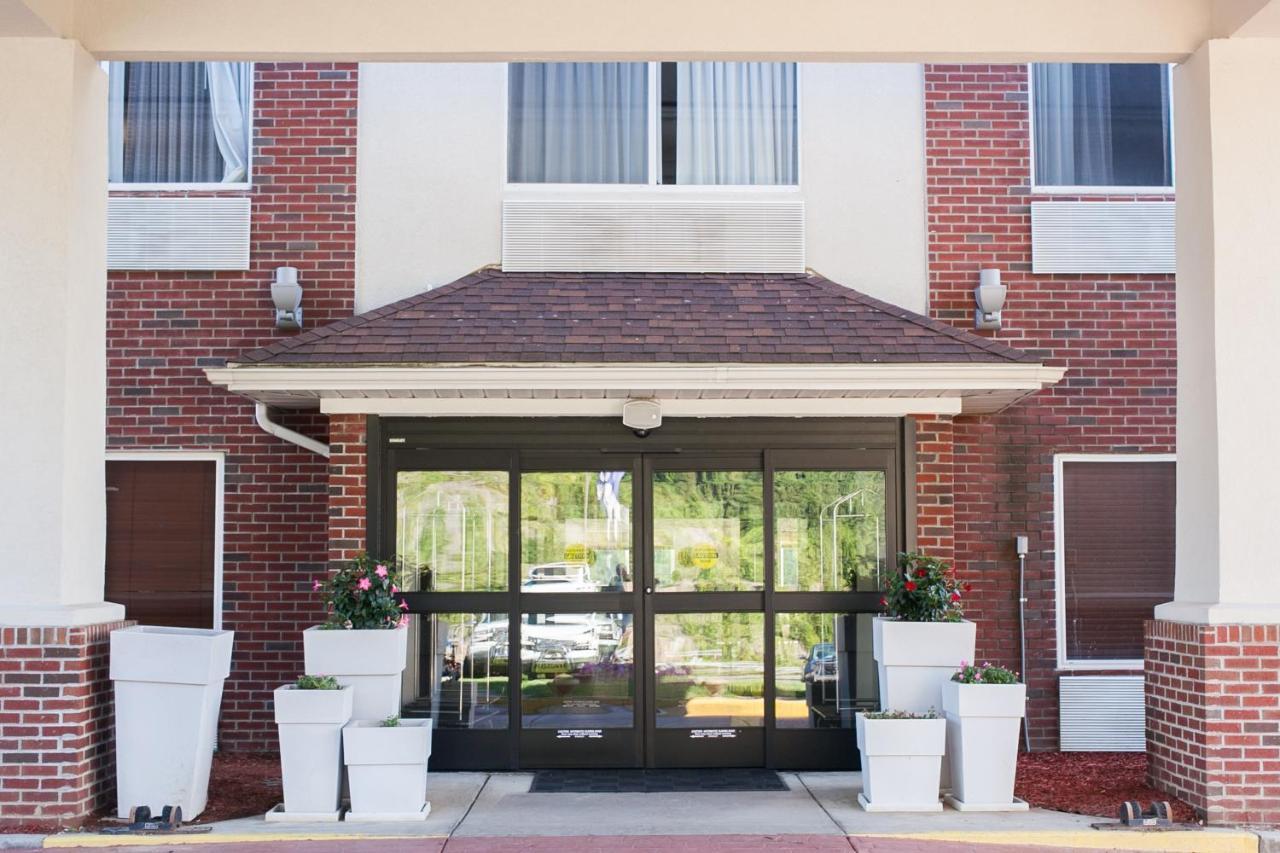 Holiday Inn Express & Suites Logan, An Ihg Hotel Esterno foto