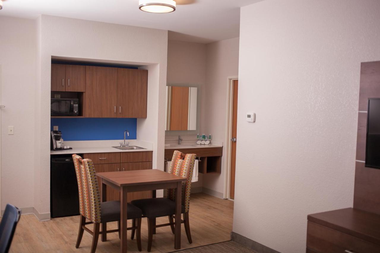 Holiday Inn Express & Suites Logan, An Ihg Hotel Esterno foto