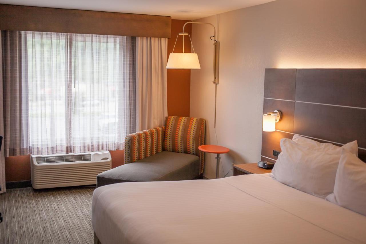 Holiday Inn Express & Suites Logan, An Ihg Hotel Esterno foto