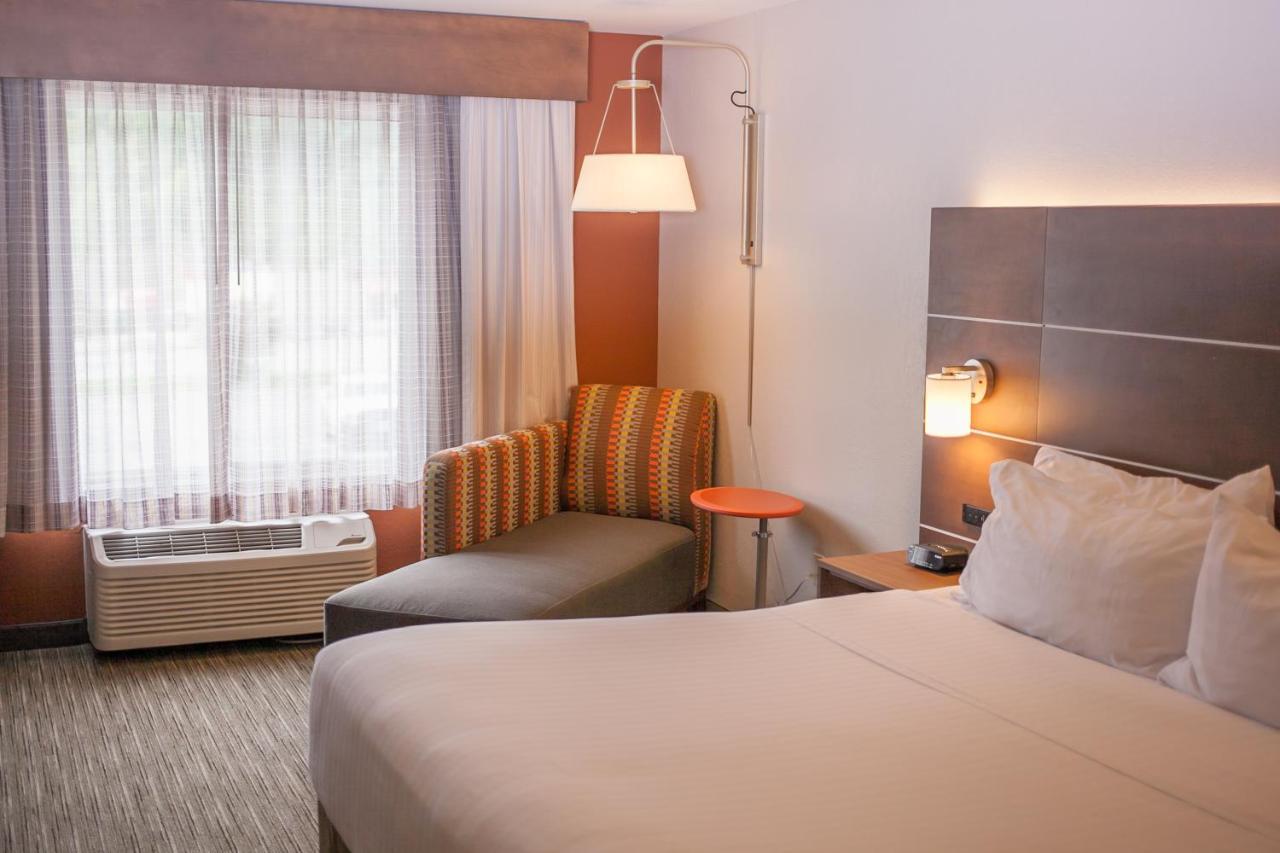 Holiday Inn Express & Suites Logan, An Ihg Hotel Esterno foto