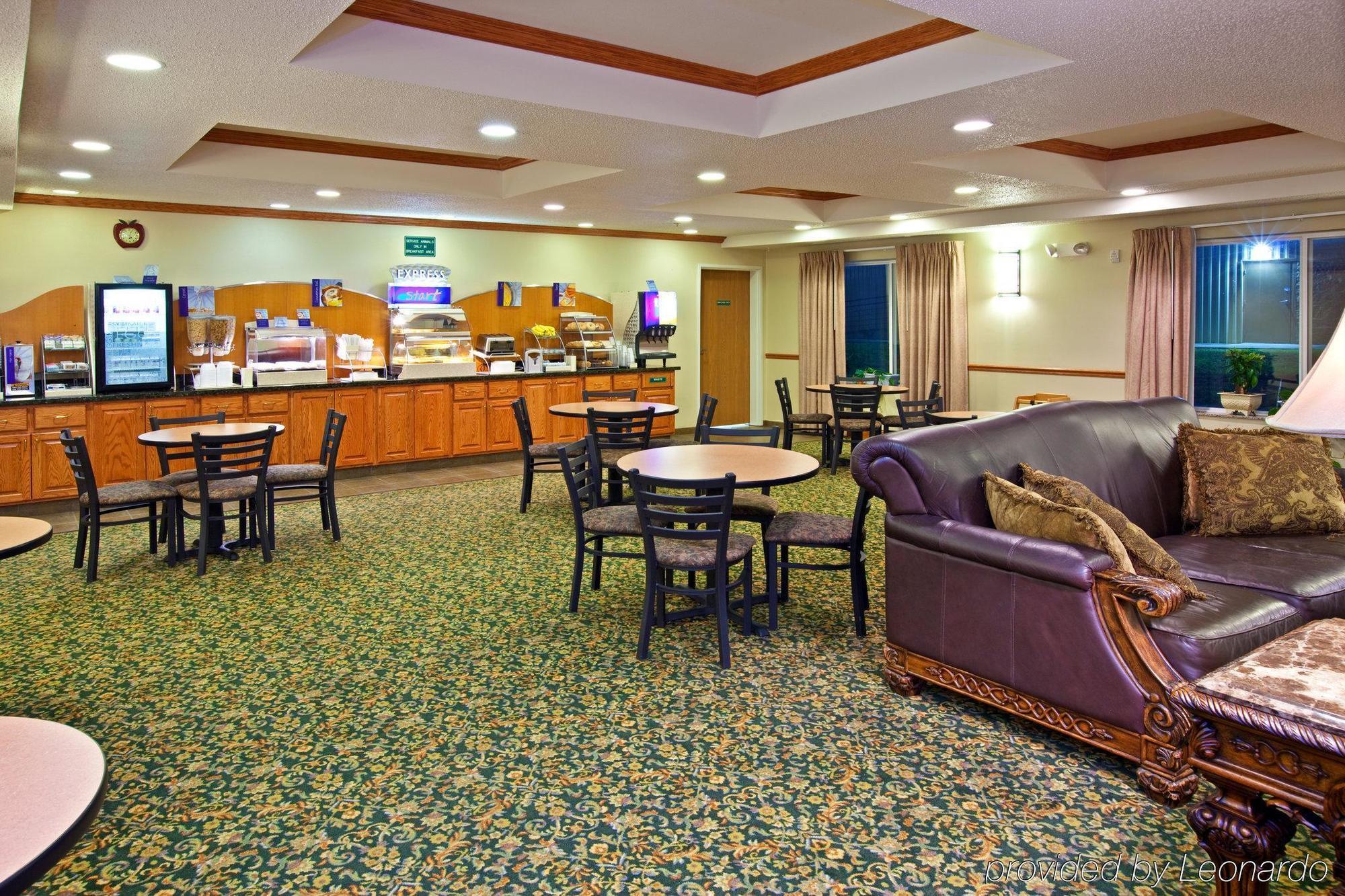 Holiday Inn Express & Suites Logan, An Ihg Hotel Esterno foto