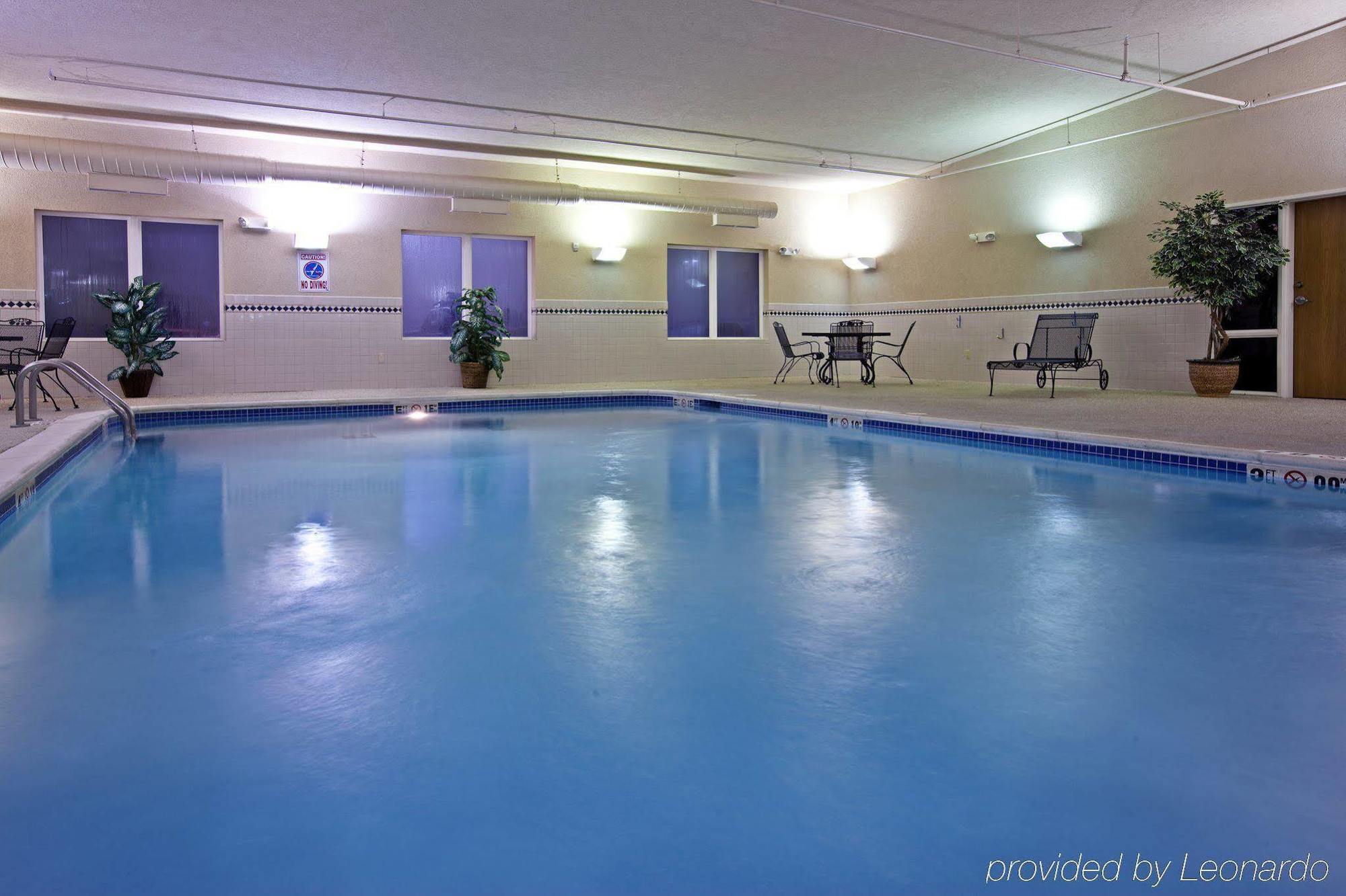 Holiday Inn Express & Suites Logan, An Ihg Hotel Esterno foto