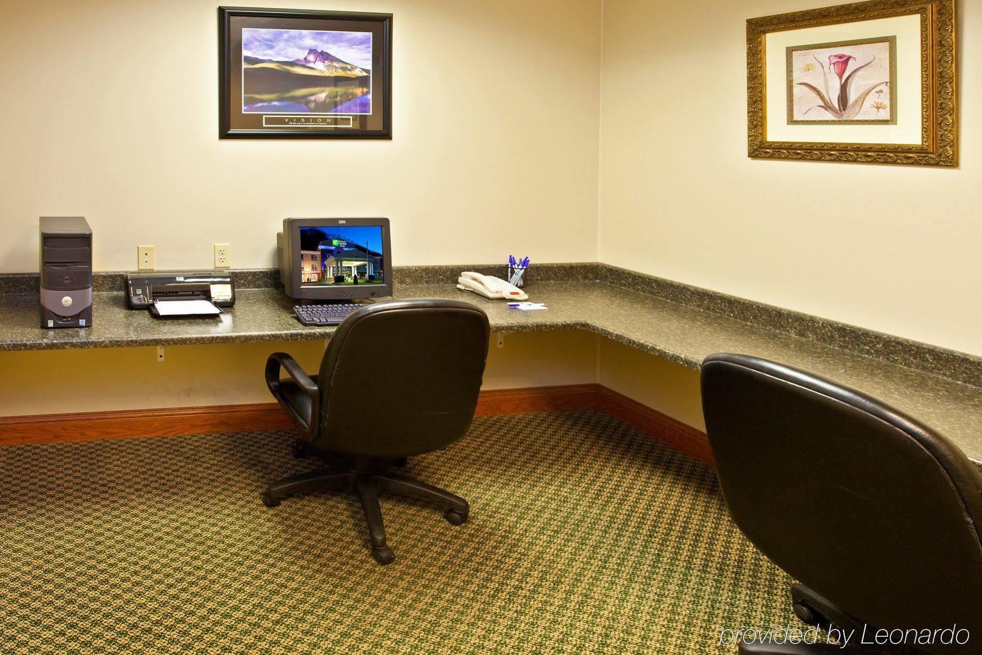 Holiday Inn Express & Suites Logan, An Ihg Hotel Esterno foto