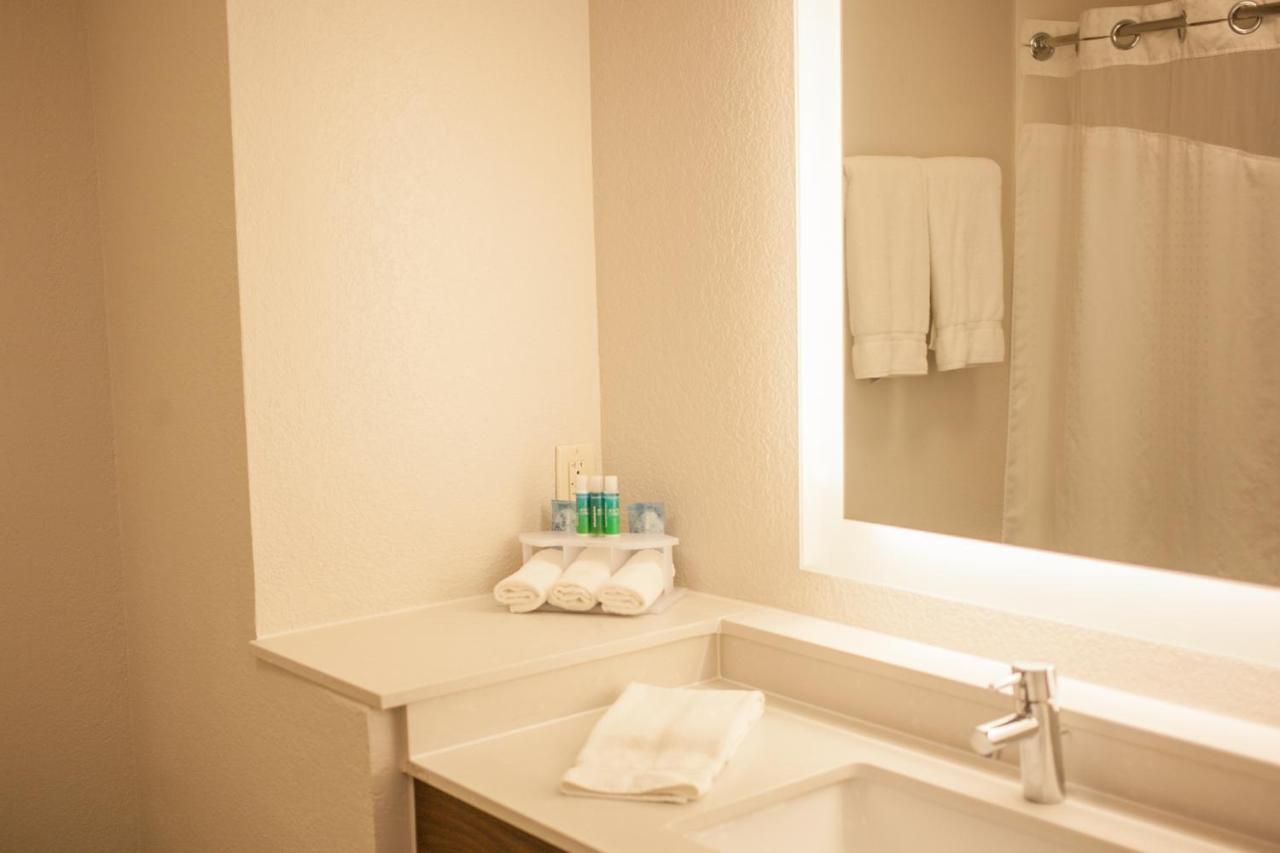 Holiday Inn Express & Suites Logan, An Ihg Hotel Esterno foto