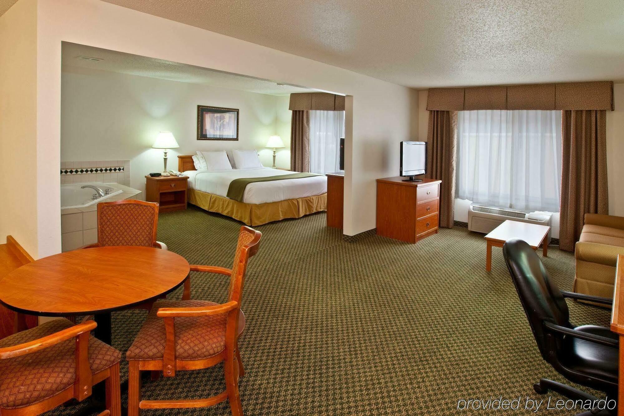 Holiday Inn Express & Suites Logan, An Ihg Hotel Esterno foto