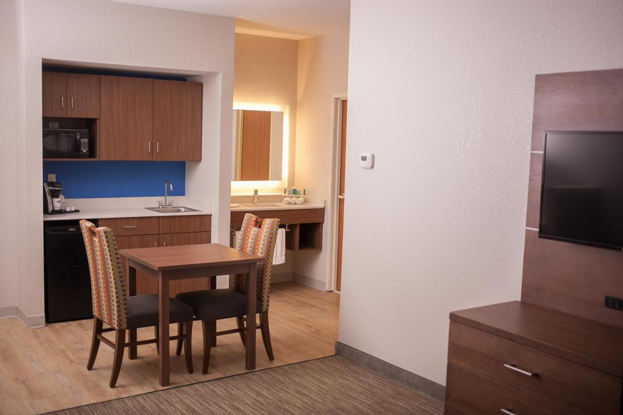 Holiday Inn Express & Suites Logan, An Ihg Hotel Esterno foto