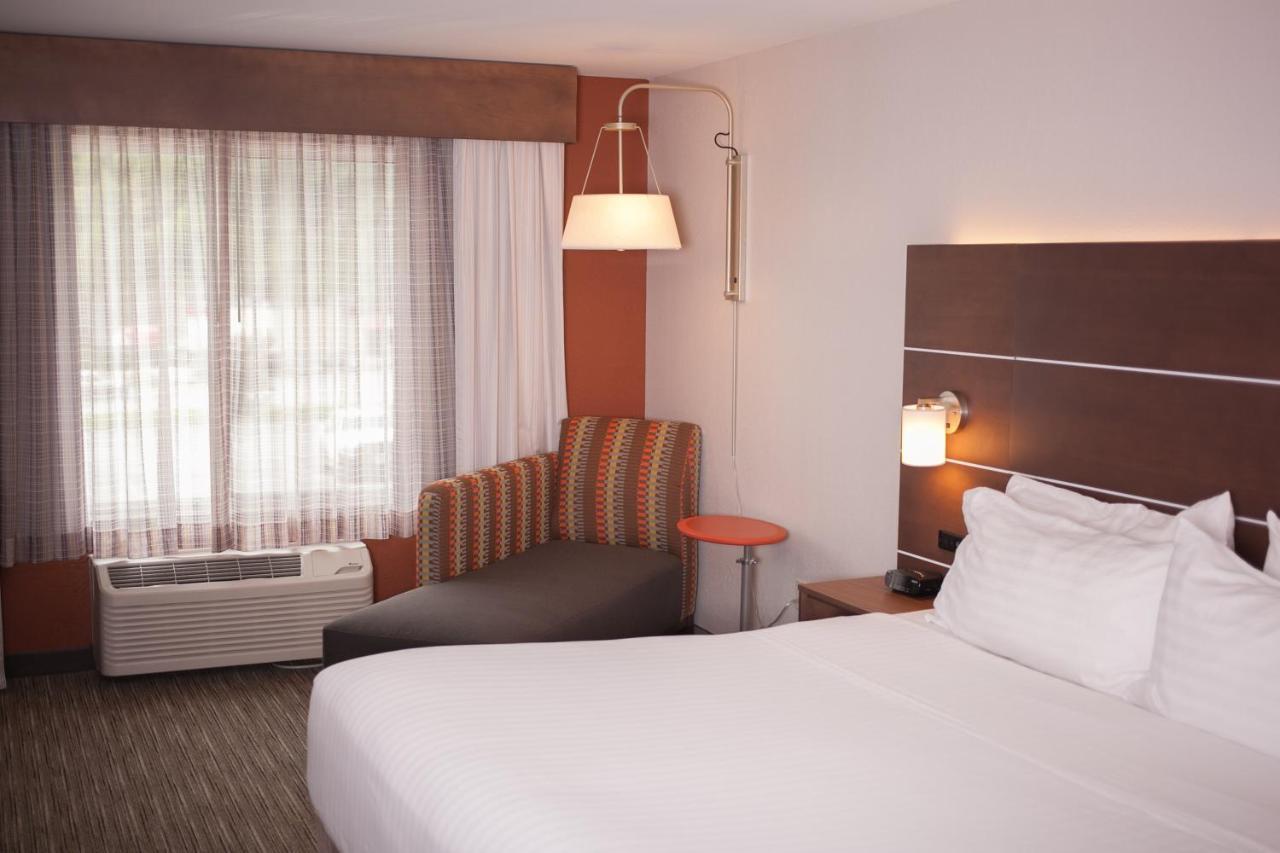 Holiday Inn Express & Suites Logan, An Ihg Hotel Esterno foto