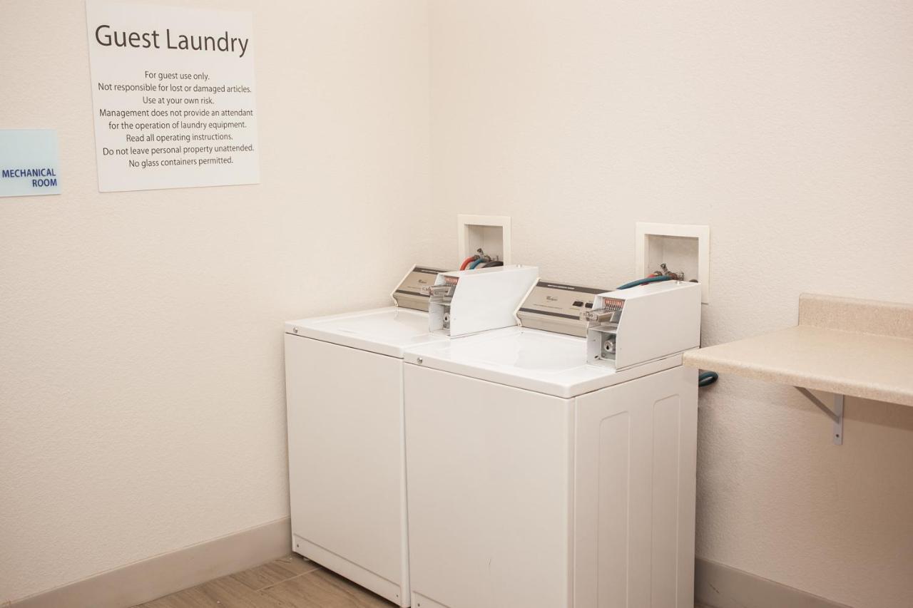 Holiday Inn Express & Suites Logan, An Ihg Hotel Esterno foto