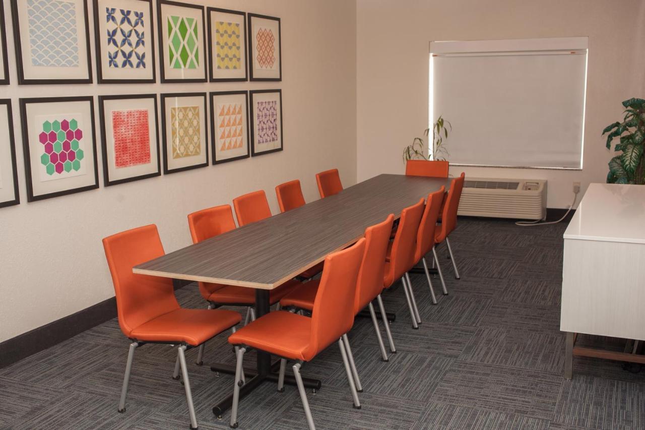 Holiday Inn Express & Suites Logan, An Ihg Hotel Esterno foto