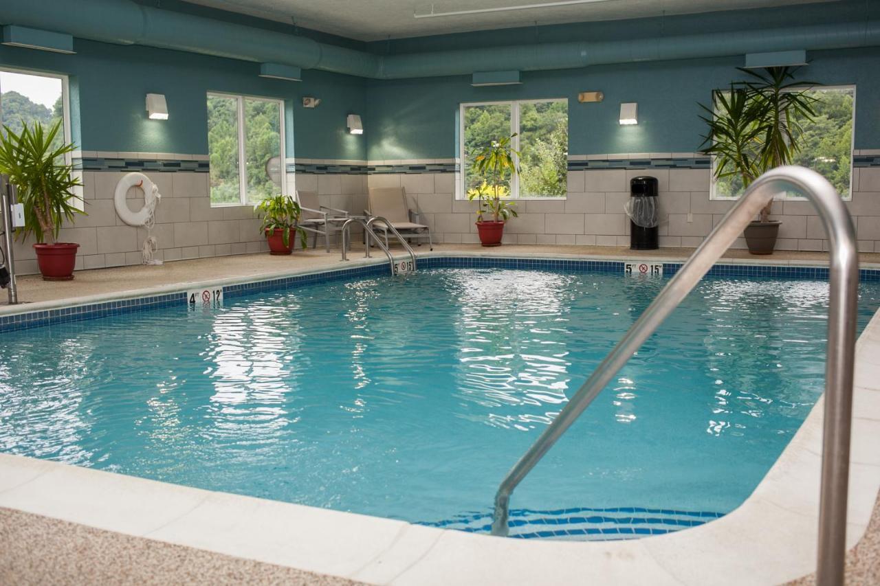 Holiday Inn Express & Suites Logan, An Ihg Hotel Esterno foto