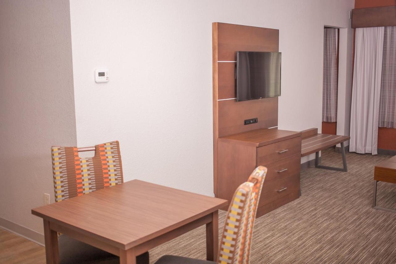 Holiday Inn Express & Suites Logan, An Ihg Hotel Esterno foto