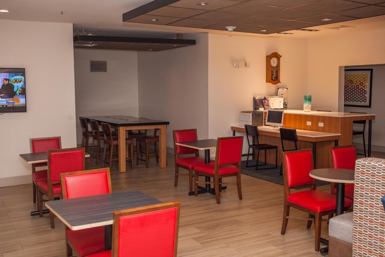 Holiday Inn Express & Suites Logan, An Ihg Hotel Esterno foto