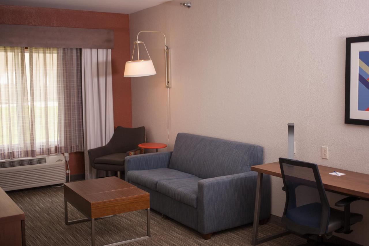 Holiday Inn Express & Suites Logan, An Ihg Hotel Esterno foto