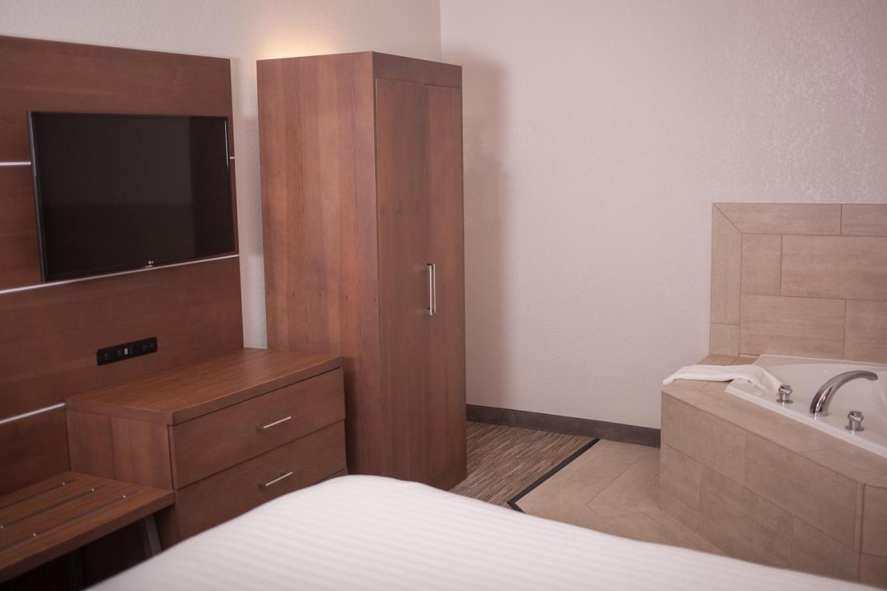 Holiday Inn Express & Suites Logan, An Ihg Hotel Esterno foto