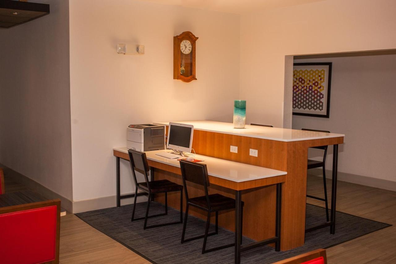 Holiday Inn Express & Suites Logan, An Ihg Hotel Esterno foto