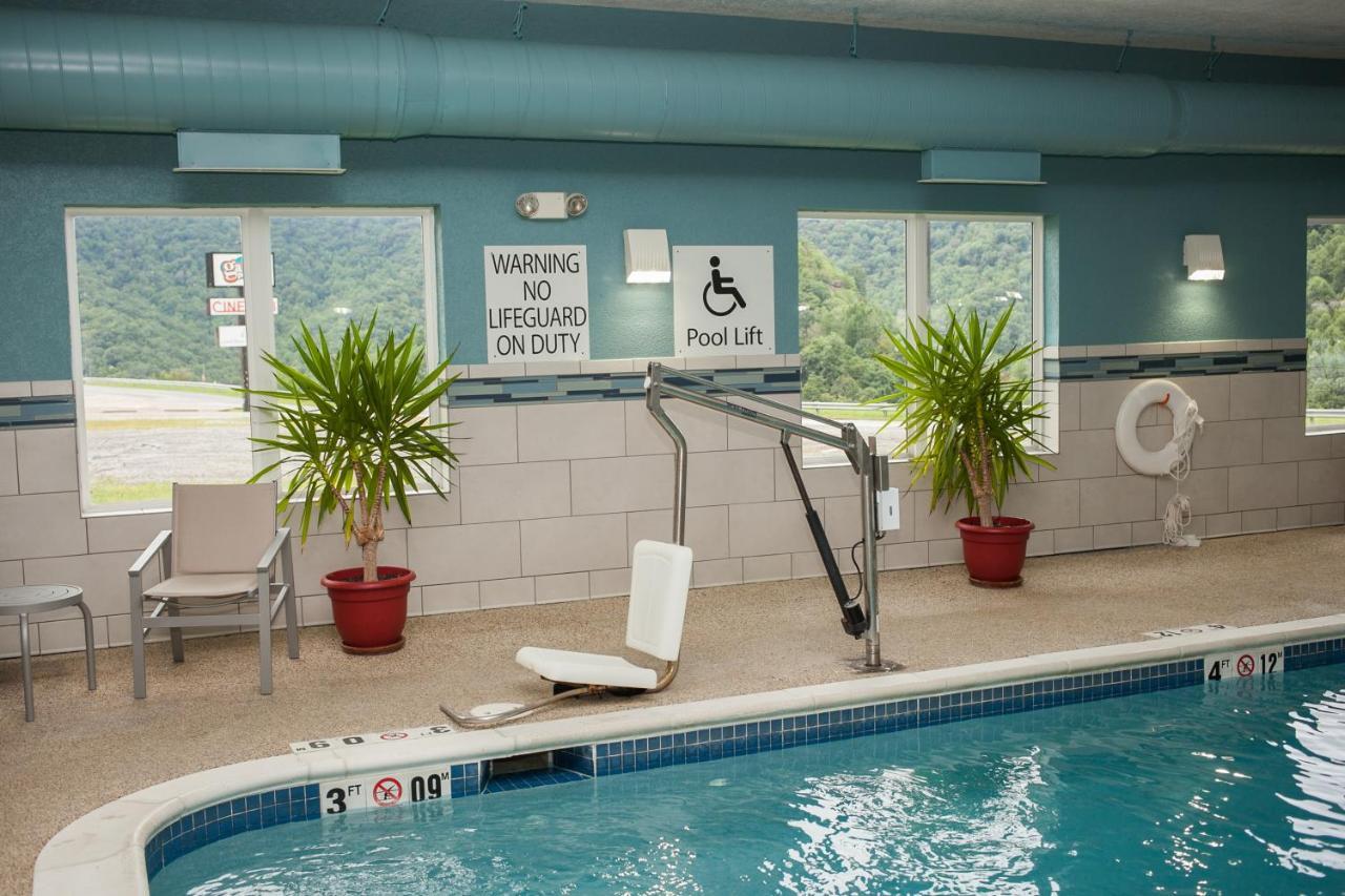 Holiday Inn Express & Suites Logan, An Ihg Hotel Esterno foto