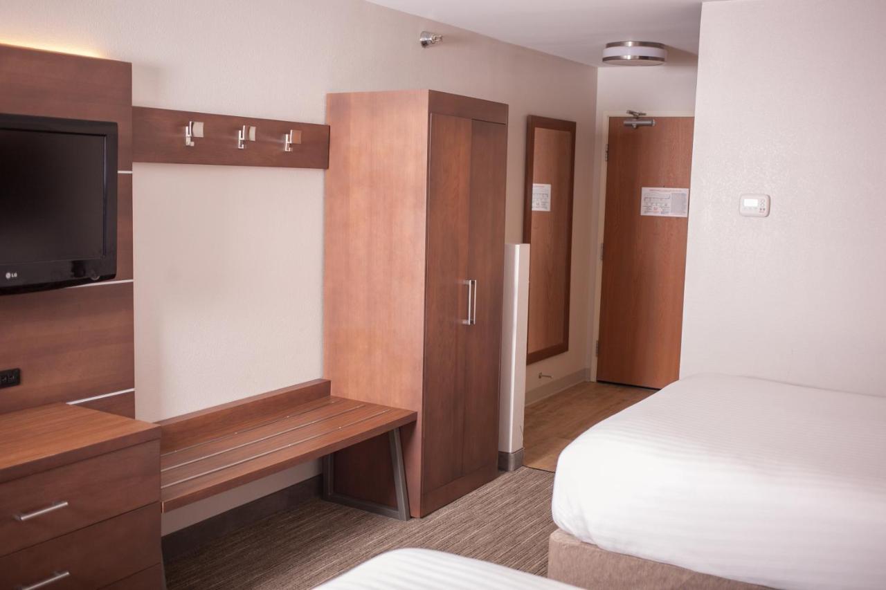 Holiday Inn Express & Suites Logan, An Ihg Hotel Esterno foto