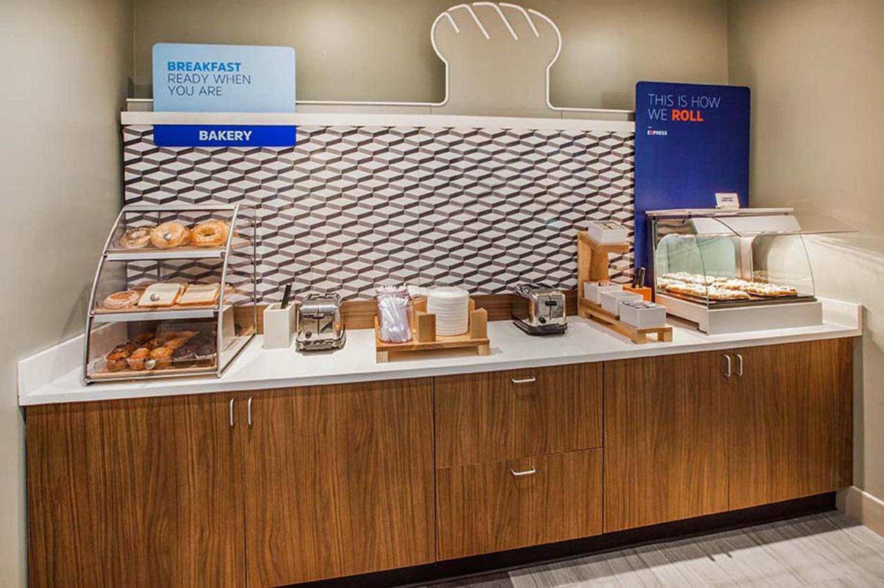 Holiday Inn Express & Suites Logan, An Ihg Hotel Esterno foto